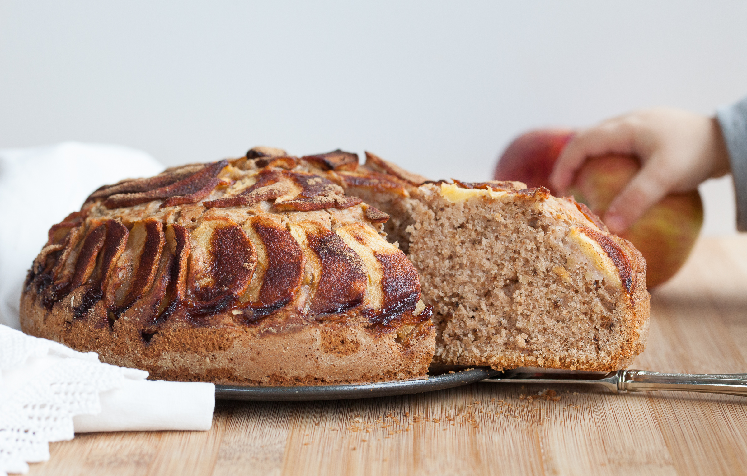 torta di mele fetta mano