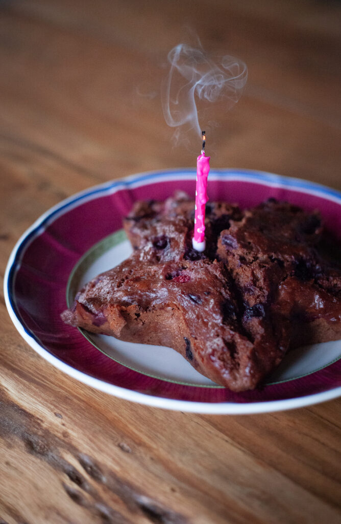 torta cioccolato e frutti di bosco senza zucchero