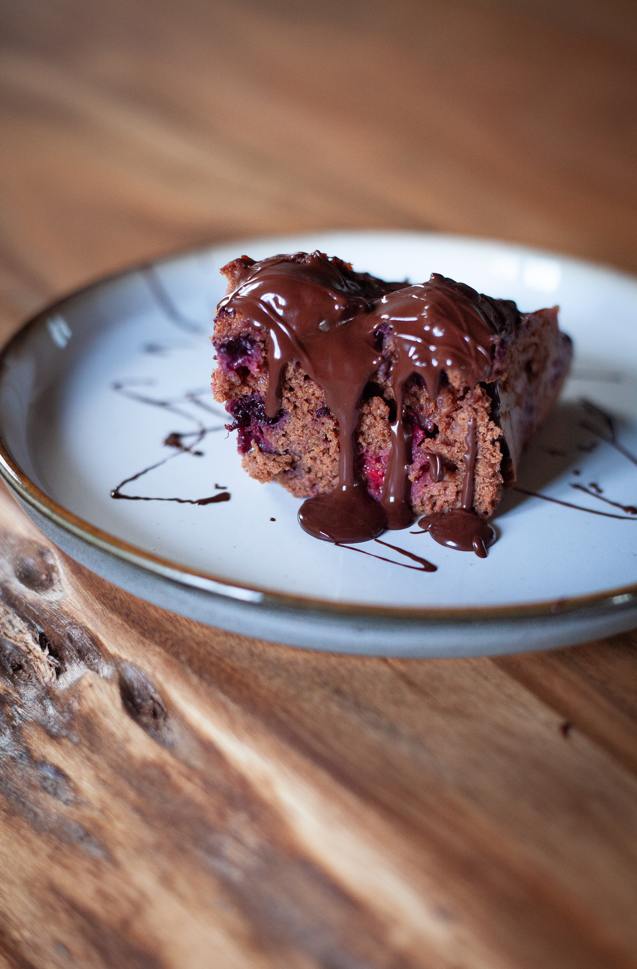 torta cioccolato e frutti di bosco