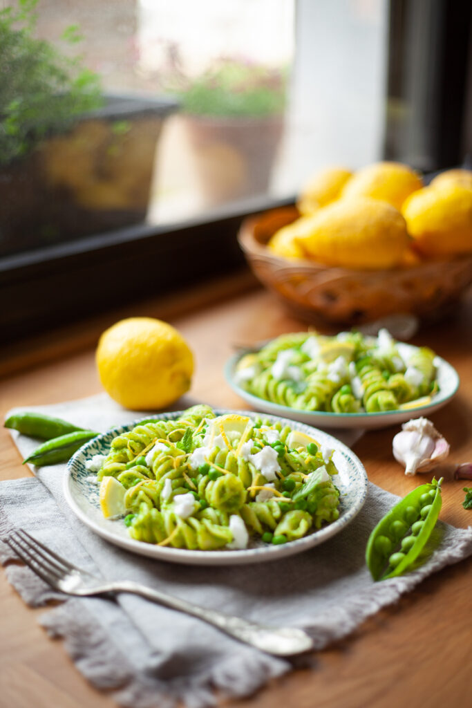 fusilloni con pesto di piselli menta e limone